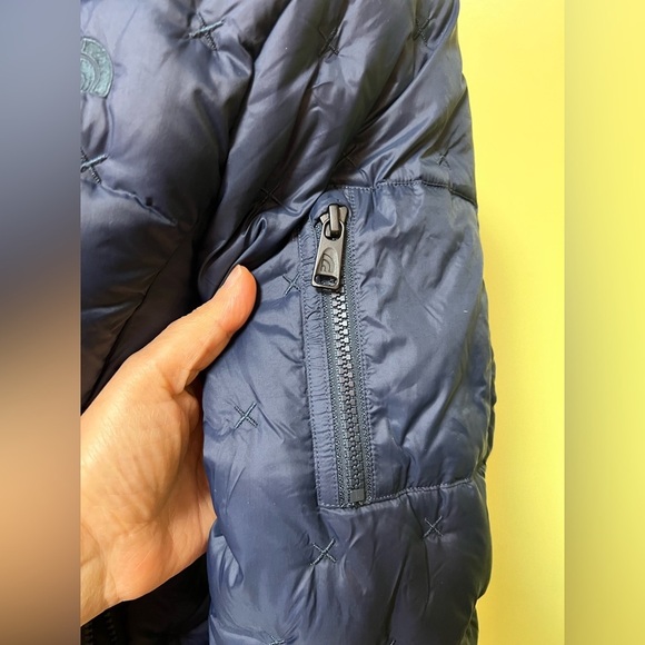The North Face Holladown crop Cross-Stitch Goose Down Puffer Jacket, size Medium - Picture 12 of 17